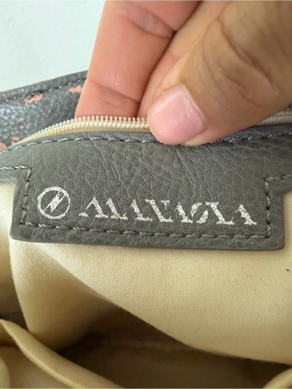 MANAOLA Hawaii Puaniu Crossbody Bag Nihu Ku
